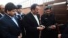 Jurnalis senior stasiun televisi Geo News Hamid Mir (kiri) menyaksikan petugas polisi menunjukkan bom yang ditemukan di bawah mobilnya kepada Menteri Dalam Negeri Rehman Malik (tengah) di Islamabad. (Foto: REUTERS/Sohail Shahzad)