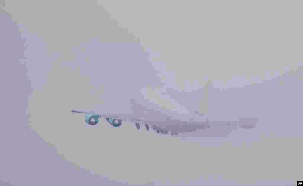 Pesawat Air Force One yang dinaiki Presiden AS Barack Obama tinggal landas dari bandara Andrews di Maryland yang berkabut tebal dalam perjalanan menuju kota Raleigh, negara bagian North Carolina. 