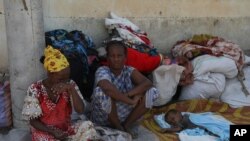 Wakimbizi kutoka Mkoa wa Tigray, Ethiopia wakisubiri kujiandikisha katika kituo kinacho washughulikia wakimbizi cha Umoja wa Mataifa, UNHCR, huko Hamdayet, Sudan Jumamosi, Nov. 14, 2020. 