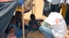 Un employé de MSF examine des enfants souffrant de malnutrition dans un camp de réfugiés maliens situé à Chinegodar, dans l'ouest du Niger, près de la frontière malienne, le 4 février 2012.