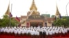 រូបឯកសារ៖ តំណាងរាស្រ្តរបស់គណបក្សប្រជាជនកម្ពុជាទាំង១២៥រូបថតរូបអនុស្សាវរីយ៍ជាមួយព្រះមហាក្សត្រព្រះករុណាព្រះបាទនរោត្តម សីហមុនី នៅក្នុងសម័យប្រជុំពេញអង្គលើកទី១ នីតិកាលទី៦ នៅព្រឹកថ្ងៃពុធទី០៥ កញ្ញា ឆ្នាំ ២០១៨។ (ទុំ ម្លិះ/វីអូអេ)