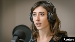 Italijanska novinarka Cecilija Sala, koju je policija uhapsila u Teheranu, 9. decembra 2024, snima svoj podkast "Priče" u svojoj kući u Rimu. (Foto: Reuters/Chora Media)