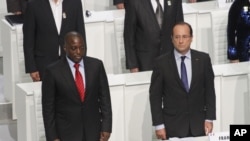 Le président français François Hollande et le président de la RDC Joseph Kabila à l'ouverture du Sommet de la Francophonie, à Kinshasa, en RDC, le 13 octobre 2012.