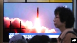 지난 26일 한국 텔레비전 방송에 북한의 미사일 발사 장면이 나오고 있다. 