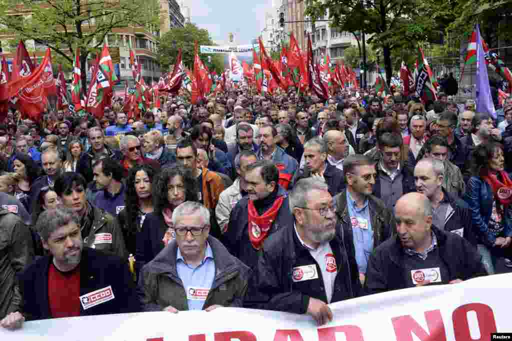 Ignacio Fernandez Toxo (dua dari kiri) and Candido Mendez (dua dari kanan), Sekjen Serikat Pekerja utama CCOO adn UGT di Spanyol, ikut berpawai dalam peringatan Hari Buruh Internasional (May Day) di Bilbao, didampingi oleh para pemimpin Basque CCOO dan UGT Unai Sordo (kiri) dan Raul Arza.