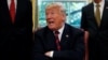 Presiden Donald Trump berbicara dengan para wartawan mengenai pembunuhan wartawan Arab Saudi, Jamal Khashoggi di Turki, di sela-sela sebuah acara di Gedung Putih, di Washington, 23 Oktober 2018.
