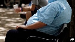 Des chercheurs ont déterminé que l'excès pondéral autour de l'abdomen qui donne une forme de pomme au corps indique fortement que les personnes avec un diabète infantile (type 1) ou adulte (type2) ont un risque nettement plus grand de pathologies cardiaques graves même s'ils n'en ont encore aucun symptôme.