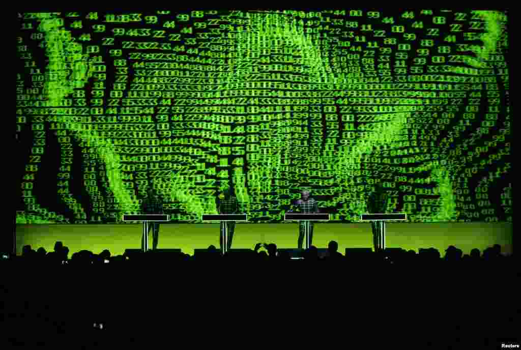 Band elektronik asal Jerman 'Kraftwerk' melakukan pertunjukan dengan panggung tiga dimensi (3-D) selama Festival Jazz di kota Montreux, Swiss.