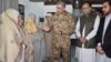 پاکستانی فوج کے سربراہ جنرل قمر جاوید باجوہ احتجاج کرنے والی ہزارہ خواتین سے ملاقات کر رہے ہیں۔ تصویر میں وزیرِ داخلہ احسن اقبال اور وزیرِ اعلیٰ بلوچستان عبدالقدوس بزنجو بھی موجود ہیں۔