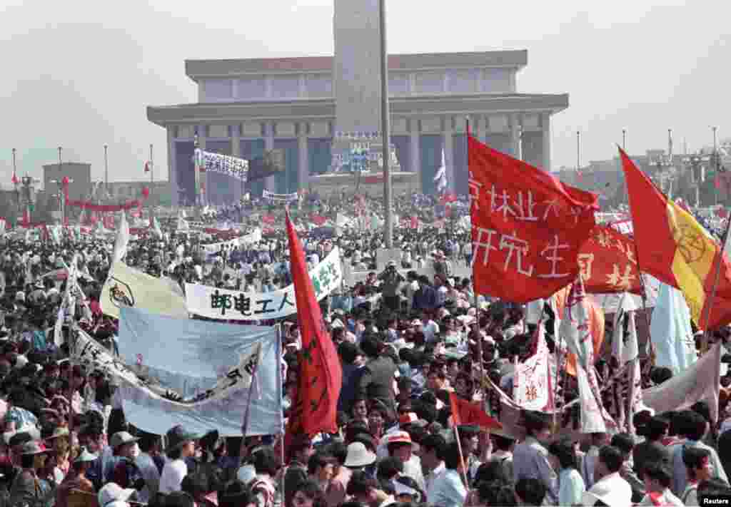 Ratusan ribu orang tumpah ruah di Alun-alun Tiananmen, Beijing, 17 Mei 1989.
