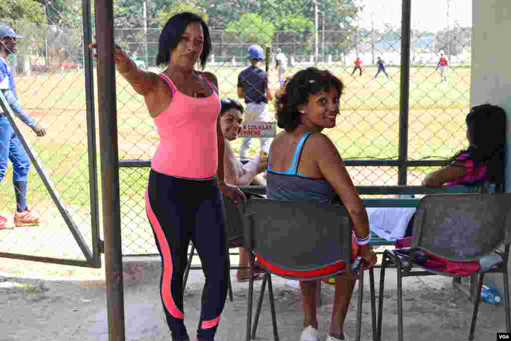 Meet the moms of Cuban baseball league players in Havana, Cuba. (R. Taylor / VOA)