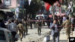 Les forces de sécurité quadrillent le lieu après une attaque dans une mosquée Shiite à Kaboul, Afghanistan, 29 septembre 2017.