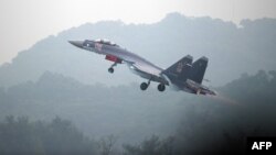 一架俄制苏-35战机在广东珠海的航空展开幕前试飞。（2014年11月10日）