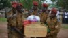 Des soldats transportent le cercueil d’un des sept membres des forces de sécurité tués dans une attaque à la bombe dans l'est du Burkina Faso, à Ouagadougou, le 31 août 2018.