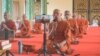 ព្រះចៅអធិការវត្ត​និគ្រោធវ័ន​ ព្រះមង្គលធម្មកិច្ច​ ភួង​ សុវណ្ណ​ ដឹកនាំ​ក្រុម​ព្រះ​សង្ឃ​នៅ​​ ​សូត្រ​ធម៌​​ជុំ​គ្នា​ បន្លឺ​ឡើងពីក្នុង​ព្រះ​វិហារ​​​ ដើម្បី​ជា​កម្លាំងចិត្ត​ទៅ​ពុទ្ធសាសនិកជន​ រំសាយ​ការ​ភ័យ​ខ្លាច​ជំងឺ​កូវីដ​១៩ ​ភ្នំពេញ ​ថ្ងៃទី២៣ ខែ​មីនា​ ឆ្នាំ​២០២០។ (ខាន់ សុគុំមនោ​/VOA)​​