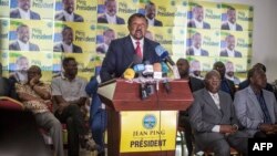 Le leader et principal candidat de l'opposition gabonaise Jean Ping, au centre, anime un point de point de presse à Libreville, Gabon, 29 août. 