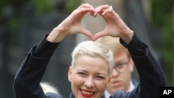 Maria Kolesnikova, salah satu pemimpin oposisi Belarusia, memberi isyarat dalam perjalanan ke Komite Investigasi Belarusia di Minsk, Belarusia, 27 Agustus 2020. (Foto: AP)