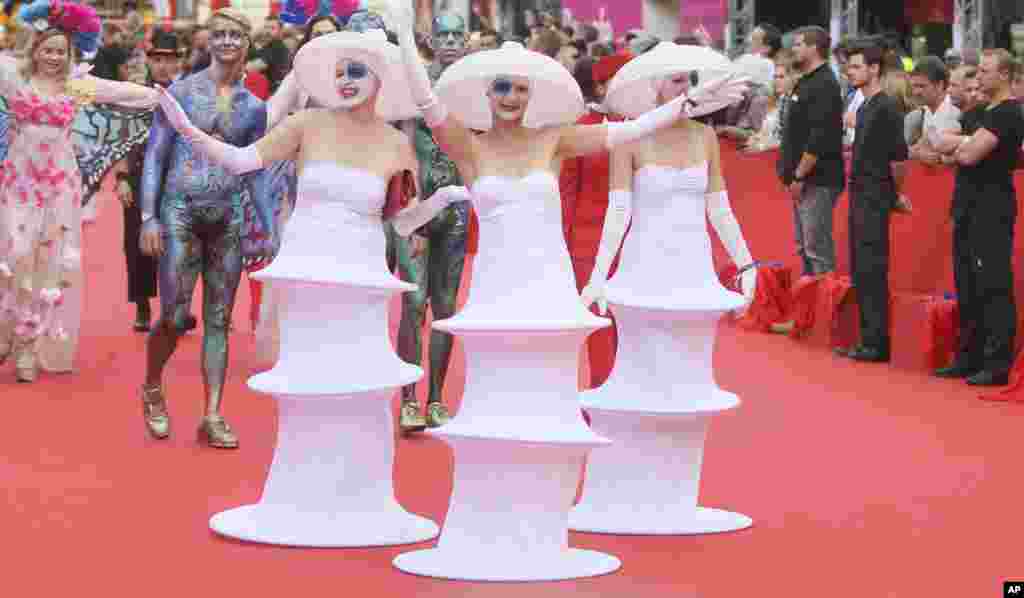 Para tamu dengan berkostum unik hadir pada pembukaan acara tahunan &quot;Life Ball&quot; di depan balai kota Wina, Austria.