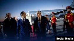 Mađarski premijer Viktor Orban, desno centar, stiže u Tbilisi u Gruziji.