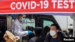 Seorang pria sedang melakukan uji COVID-19 di Manhattan, New York, 8 Desember 2021. (Foto: Reuters)