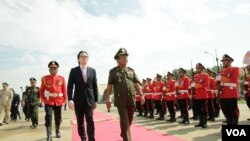 លោក​នាយឧត្ដមសេនីយ៍ ប៉ុល សារឿន និង លោក​ Alexandre Huynh តំណាង​របស់​អង្គការ​សហប្រជា​ជាតិ​ចូលរួមក្នុងពិធីជូនដំណើរដល់កងកម្លាំងមួកខៀវកម្ពុជាចំនួន ៤២៨នាក់ ដែលនឹងចេញដំណើរទៅចូលរួមបេសកកម្មរក្សាសន្តិភាពក្នុងប្រទេសម៉ាលី និងប្រទេសស៊ូដង់ខាងត្បូង នាមូលដ្ឋានទ័ពអាកាសពោធិ៍ចិនតុង រាជធានីភ្នំពេញ ថ្ងៃទី៣ ខែឧសភា ឆ្នាំ២០១៨។ (អូន ឆេងប៉រ/VOA)
