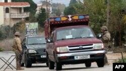Libanski vojnici kontrolišu vozila na punktu u južnoj libanskoj oblasti Marjayouna, nakon što je stupio na snagu prekid vatre između izraelskih snaga i Hezbollaha, 27. novembra 2024.