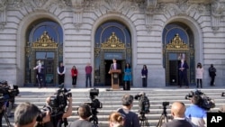 Mkurugenzi wa afya San Francisco Dkt Grant Colfax aeleza kugunduliwa kwa maambukizi ya kwanza ya omicron wakati Meya London Breed, kulia, akisikiliza City Hall in San Francisco, California, Dec. 1, 2021.