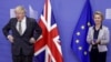 La présidente de la Commission européenne, Ursula von der Leyen, à droite, accueille le premier ministre britannique Boris Johnson avant une réunion au siège de l'UE à Bruxelles, le mercredi 9 décembre 2020. 