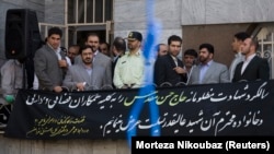 Jaksa Agung Teheran Saeed Mortazavi (kedua dari kiri) menghadiri eksekusi gantung di Teheran 2 Agustus 2007. (Foto: REUTERS/Morteza Nikoubaz)