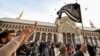 Sirijski pobunjenici sa islamističkom zastavom u dvorištu džamije Umajad u Damasku 10. decembra 2024. 