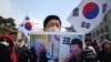 Pristalica opozvanog južnokorejskog predsjednika Yoon Suk Yeola drži plakat sa Junom i novoizabranim predsjednikom SAD Donaldom Trumpom koji se prevodi kao "Reagovao je slanjem svojih posebnih pozdrava narodu Južne Koreje", u Seulu 6. januara 2025.