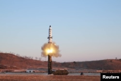 김정은 국무위원장이 지난 2월 북한의 신형 중장거리 전략탄도미사일(IRBM)인 '북극성 2형' 시험발사를 현지지도했다고 조선중앙통신이 13일 보도했다.