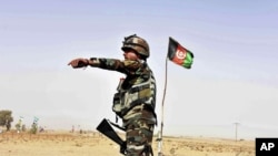 Un soldat de l’Armée nationale afghane dirige un véhicule à un point de contrôle près de l’entrée du district Zhari, Kandahar, Afghanistan, 19 octobre 2017.