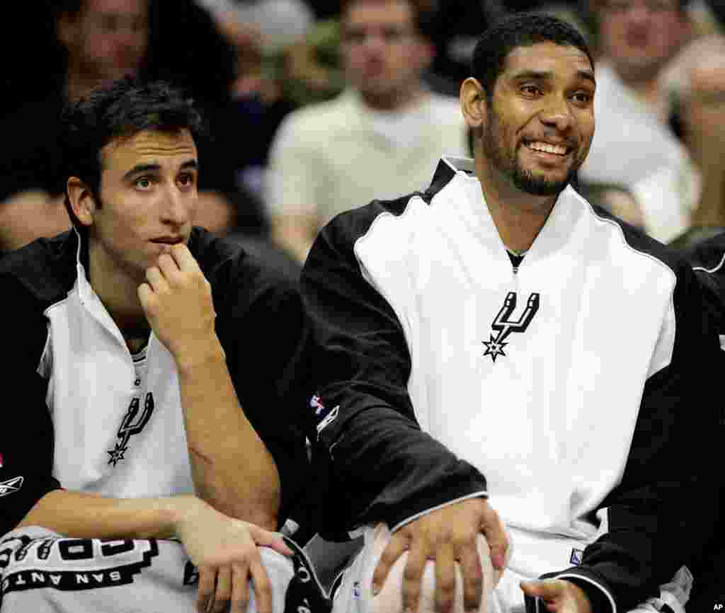 Tim Duncan, et Manu Ginobili sur le banc de touche lors d'un match contre les Hornets de la Nouvelle-Orléans à San Antonio, 29 octobre 2004.