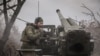 Vojnik 24. mehanizovane brigade dok ispaljuje samohodnu haubicu, u blizini Chasiv Yar-a, 18. novembra 2024. (Pres služba 24. Odvojene mehanizovane brigade Oružanih snaga Ukrajine Kralj Danilo/Handout preko Reutersa)