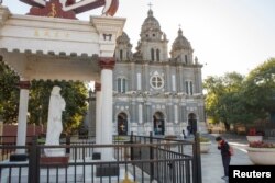 一位信徒2018年10月1日在北京的圣约瑟夫教堂外祈祷，这是一个政府认可的天主教堂。