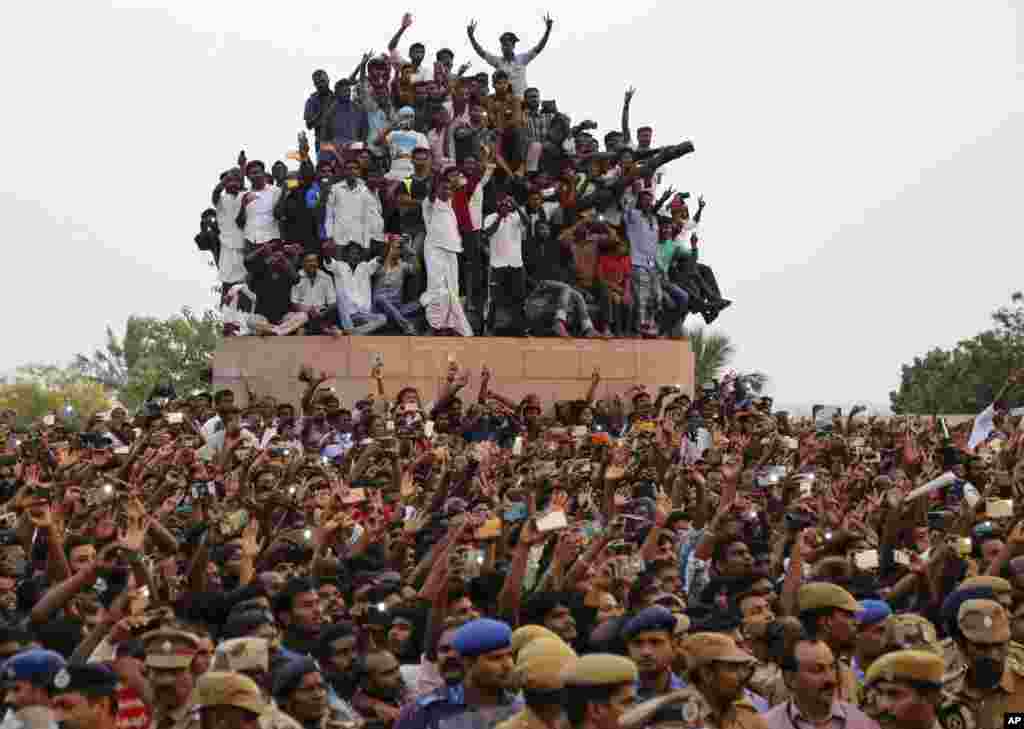 Para pendukung politisi dan mantan aktris India mendiang Jayaram Jayalalithaa, menyambut peti jenazahnya pada upacara pemakaman di Chennai.