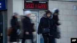 Le rouble a nettement baissé par rapport aux autres devises (AP)