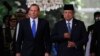 PM Australia Tony Abbott (kiri) saat melakukan kunjungan ke Jakarta dan diterima Presiden Susilo Bambang Yudhoyono di Jakarta, 30 September 2013 (foto: dok). 