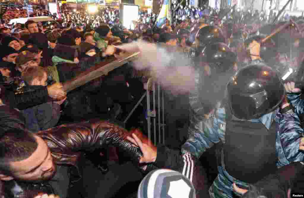 Protesters clash with riot police during a rally to support EU integration in Kyiv, Nov. 25, 2013.