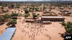 Une vue aérienne prise le 16 novembre 2020 montre l'école de Koum-Lakre, située à la périphérie de Kaya, bondée de personnes déplacées à l'intérieur du pays.