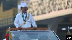 ນາຍ​ພົນ​ອະ​ວຸ​ໂສ​ຂອງ​ມຽນ​ມາ ທ່ານມິນ ອອ​ງ ລາຍ ຫົວ​ໜ້າ​ສະ​ພາ​ທະ​ຫານ ກວດ​ແຖວ​ກອງ​ຖະ​ຫານ ລະ​ຫວ່າງ​ພິ​ທີ່​ສະ​ຫລອງວັນຄົບ​ຮອບ ເ​ອກ​ກະ​ລາດ 75 ປີ ຈາກ​ອັງ​ກິດ ທີ່ນະ​ຄອນ​ເນ​ປີ​ຕໍ ວັນ​ທີ 4 ມັງ​ກອນ 2023 