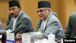 PM Nepal Khadga Prasad Sharma Oli (kanan) mengundurkan diri Minggu 24/7 (foto; dok). 