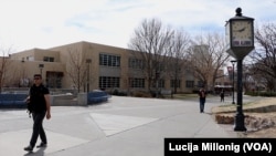 Mahasiswa berjalan melintasi kampus University of New Mexico di Albuquerque, New Mexico. (Foto: VOA)