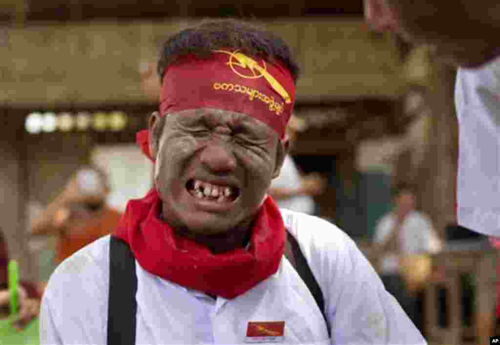 Seorang demonstran mahasiswa meringis karena terluka dalam bentrokan dengan polisi dalam demonstrasi di Letpadan, Myanmar (10/3). (AP/Gemunu Amarasinghe)