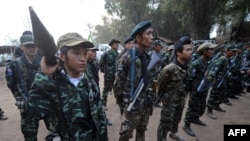 Des soldats de l'Union nationale karen pendant la célébration du 63e anniversaire du Jour de la révolution karen dans le village d'Oo Kray Kee dans l'État de Karen, près de la frontière entre le Myanmar/Birmanie, et la Thaïlande le 31 janvier 2012. (AFP/PORNCHAI KITTIWONGSAKUL)