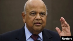 Le ministre des Finances Pravin Gordhan réagit lors d'une conférence de presse à Johannesburg, Afrique du sud, le 14 mars 2016. 