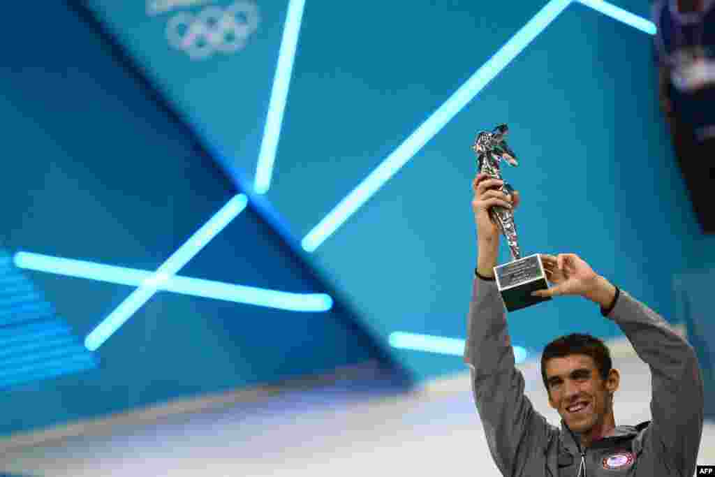 Perenang AS, Michael Phelps berpose setelah menerima trophy 'Atlet Olimpiade Terbesar' setelah memenangkan medali emas ke-18 dalam nomor 4x100m estafet putera.