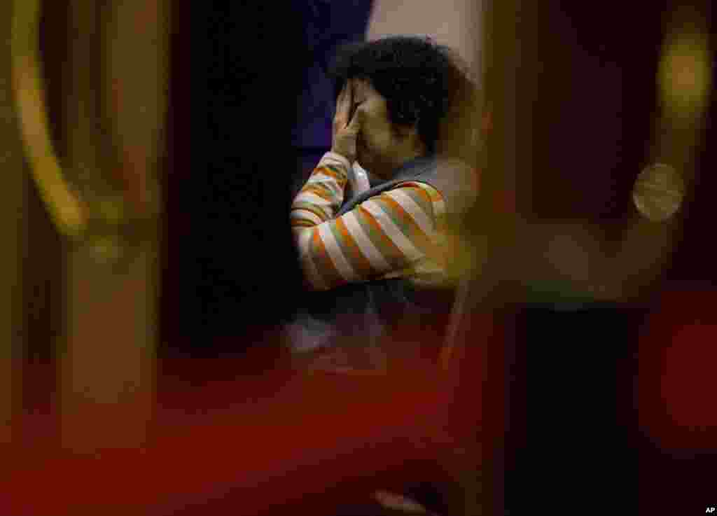 Kerabat penumpang China yang ada di pesawat Malaysia Airlines penerbangan MH370 menunggu penjelasan di sebuah hotel di Beijing (18/3). (AP/Andy Wong)