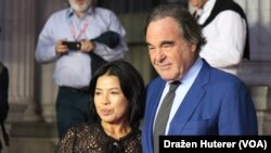 Oliver Stone sa suprugom Sun-jung Jung na crvenom tepihu Sarajevo Film Festivala
